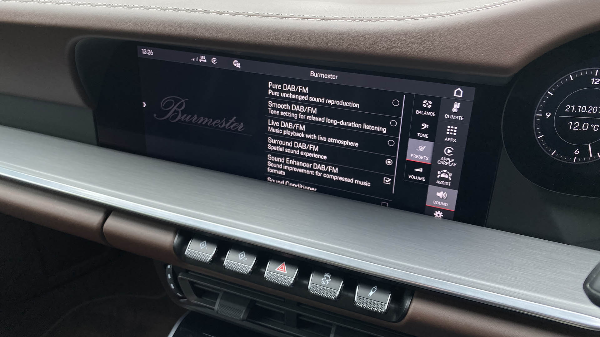 Звук порше. Bose или Burmester Porsche. Burmester Audiosysteme Mercedes сколько дырки.