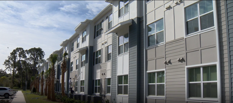 Orlando Apartment Complex Starts Moving In Homeless Residents Offering   AA1lOwMp.img