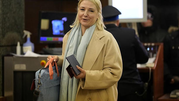Yekaterina Duntsova, entra nel Comitato elettorale centrale russo per presentare i suoi documenti come candidata alle presidenziali russe del 2024