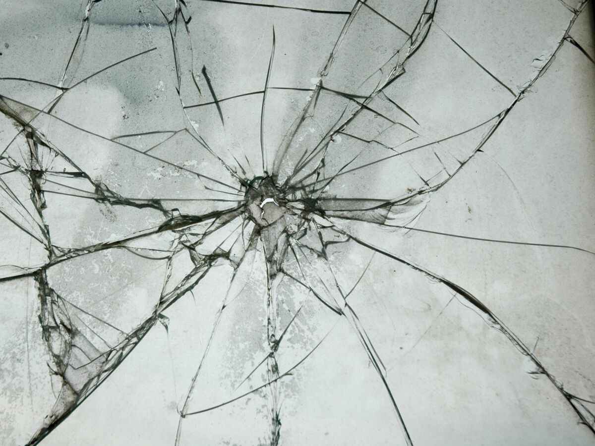 Задать разбитый. Эффект разбитого зеркала. Фактура разбитого стекла. Эффект разбитого стекла. Рисунок разбитого стекла.