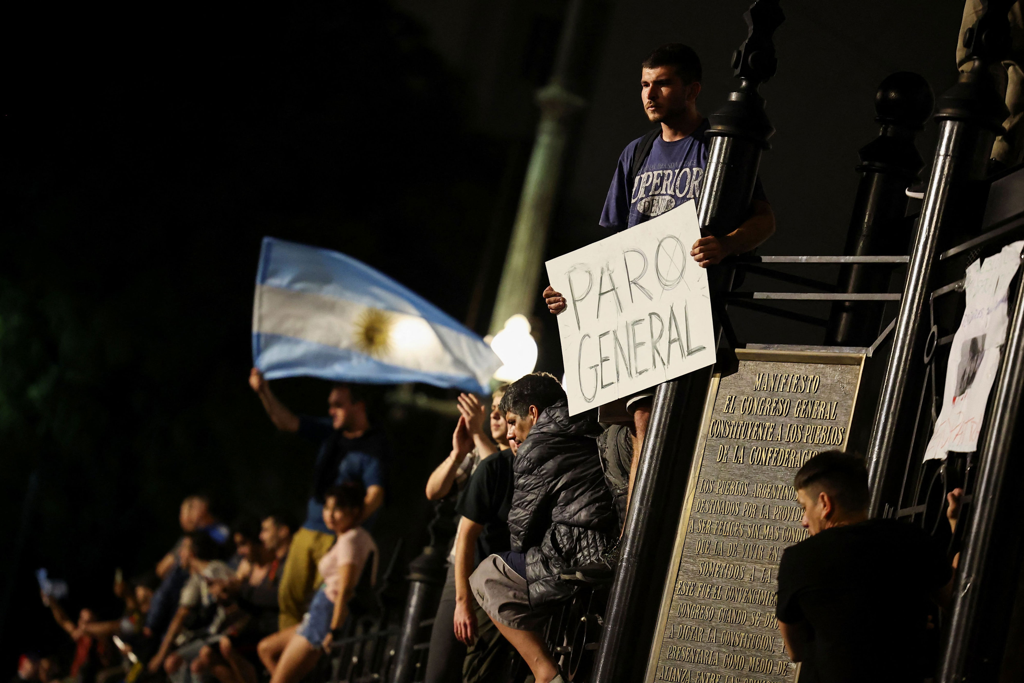 argentinos realizan cacerolazos y marchan hacia el congreso en descontento por anuncio de milei sobre medidas para desregular la economía
