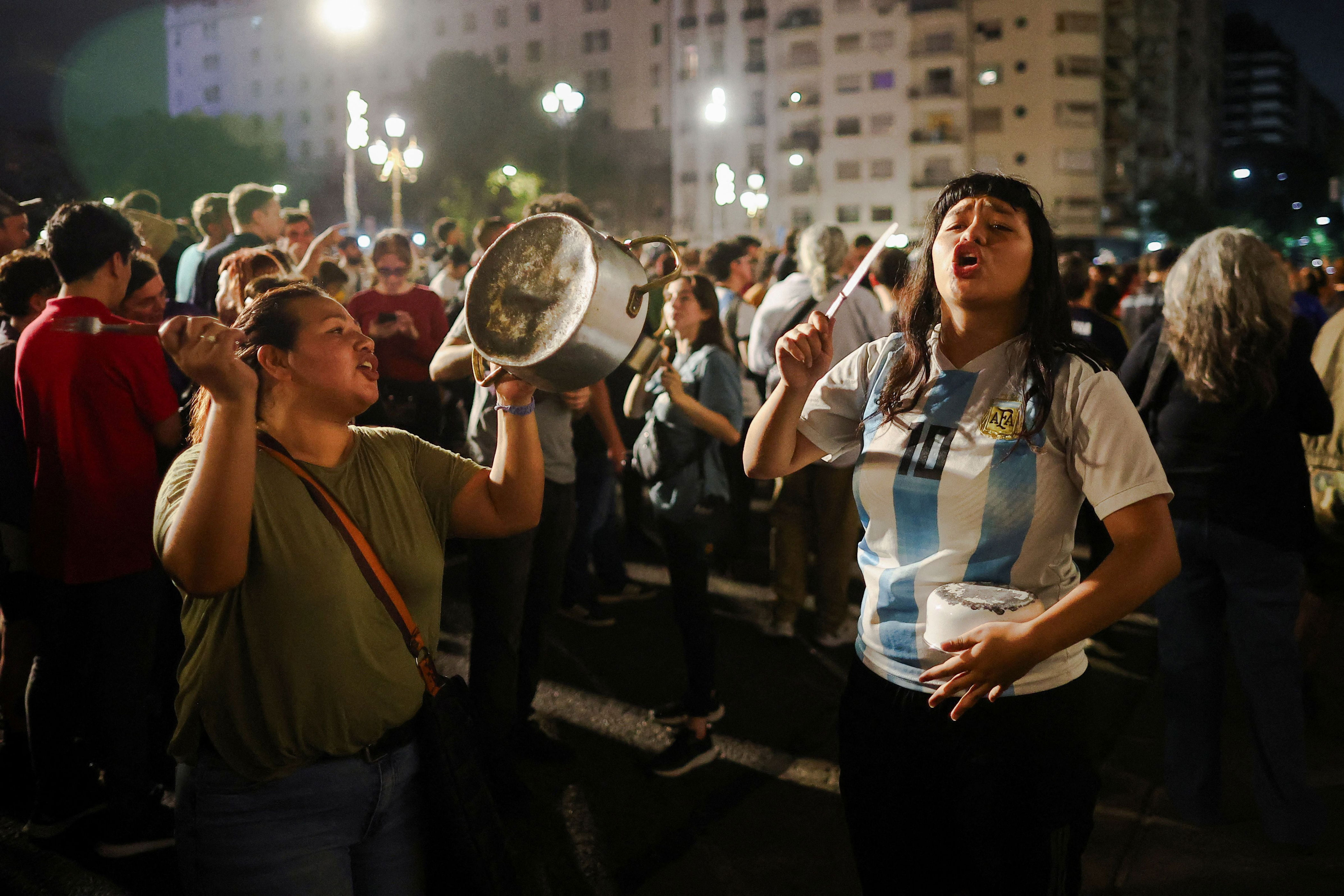 argentinos realizan cacerolazos y marchan hacia el congreso en descontento por anuncio de milei sobre medidas para desregular la economía