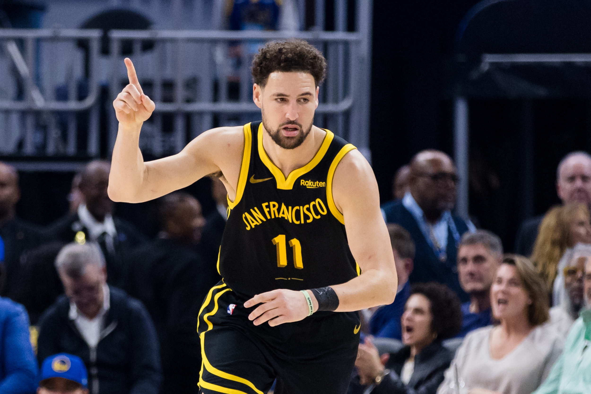 patrick beverley rips into warriors over klay thompson's contract situation