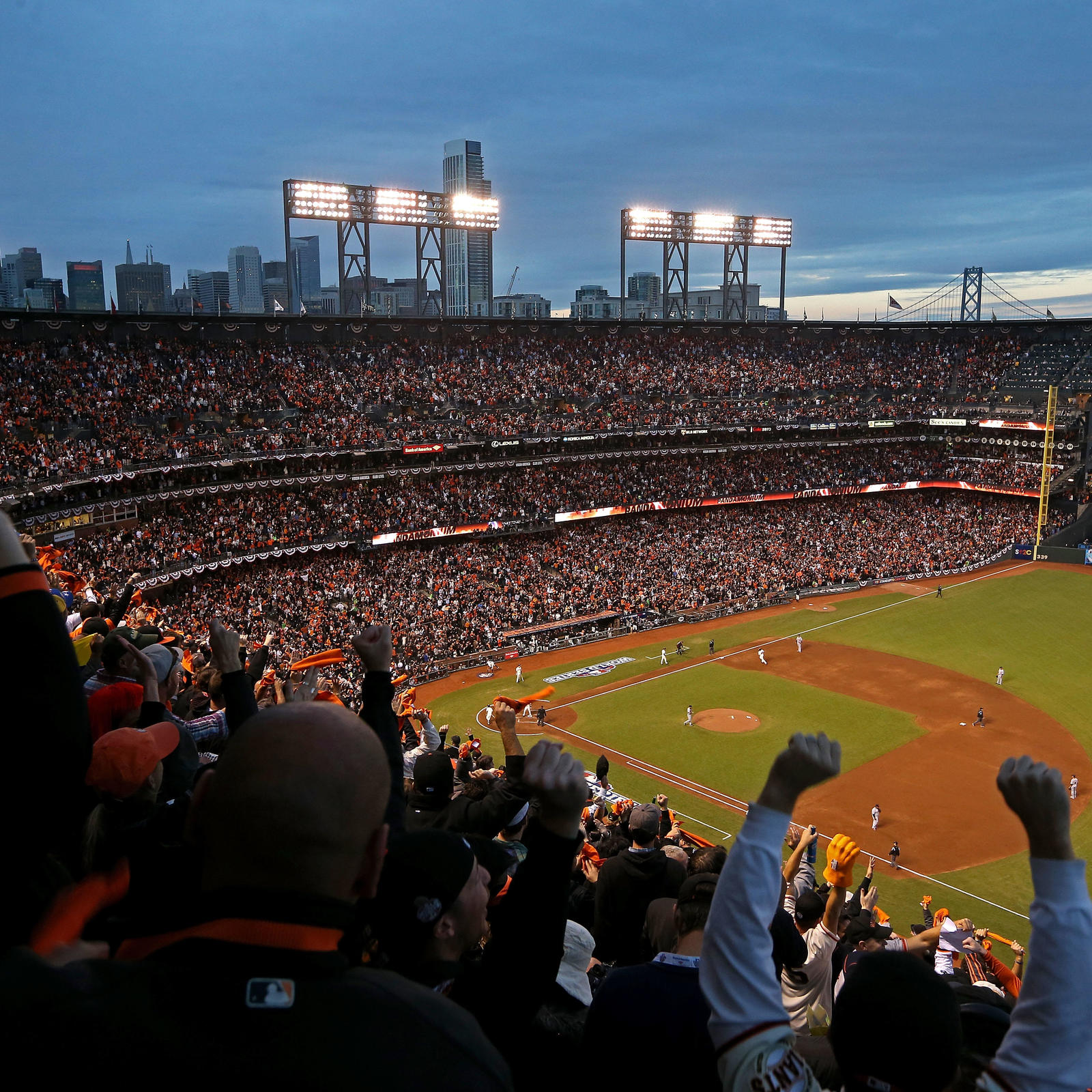 Left field. Бейсбольный матч на стадионе Оракл-парк.. Oracle Park Baseball field.