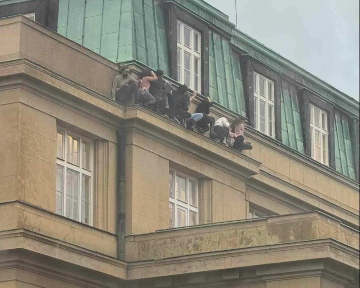 Blutiger Schusswaffenangriff In Prag: Student Tötet 14 Menschen ...