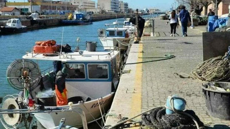 Cadavere di un uomo recuperato nel porto di Fiumicino, era in acqua da mesi: non ha le mani