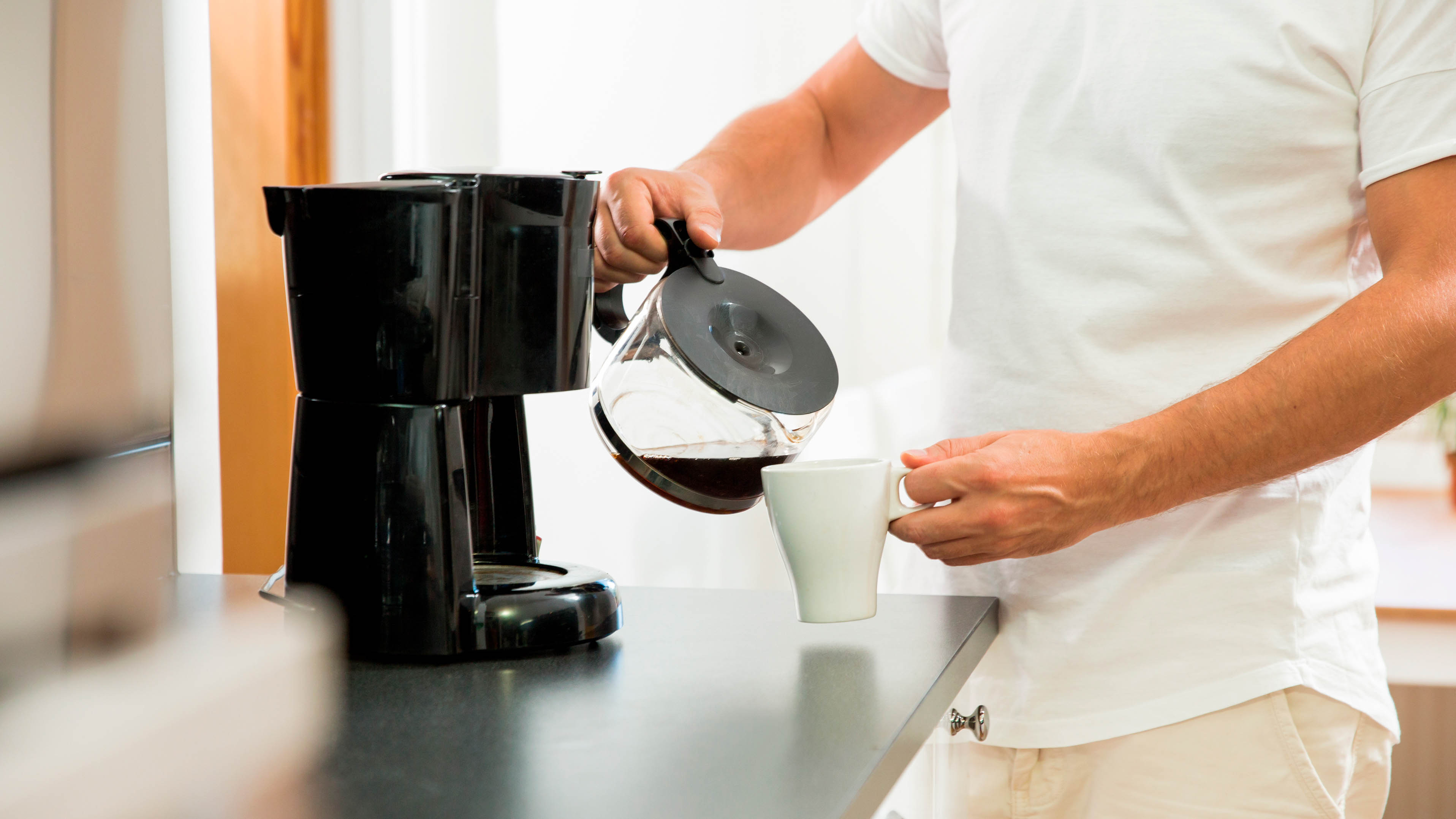Как прочистить кофеварку. Торрефакто капельная кофеварка. Приготовление кофе. Капельная стильная кофеварка. Правильная кофеварка для дома.