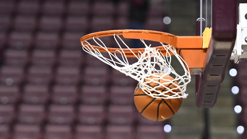 8th Grader Hits 75 Foot Buzzer Beater In JV Lakeville South Basketball Game