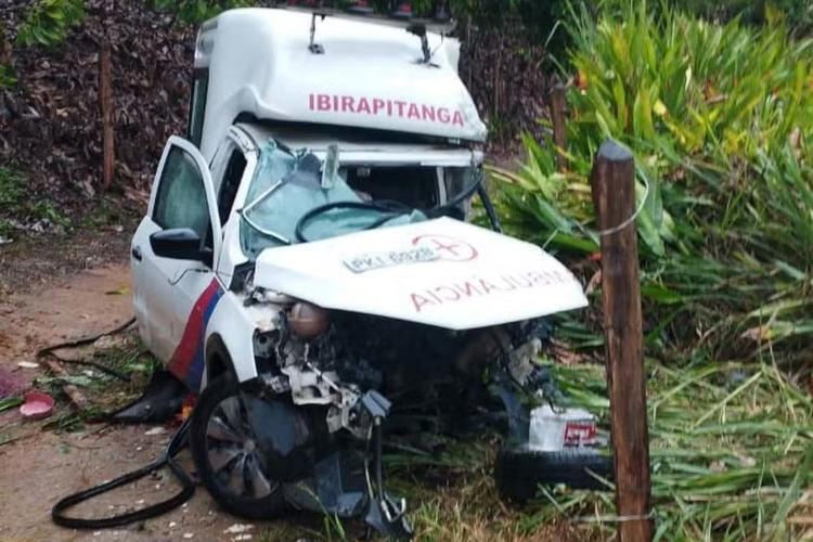Ambulância ficou destruída após acidente — Foto: (Reprodução/Redes Sociais)
