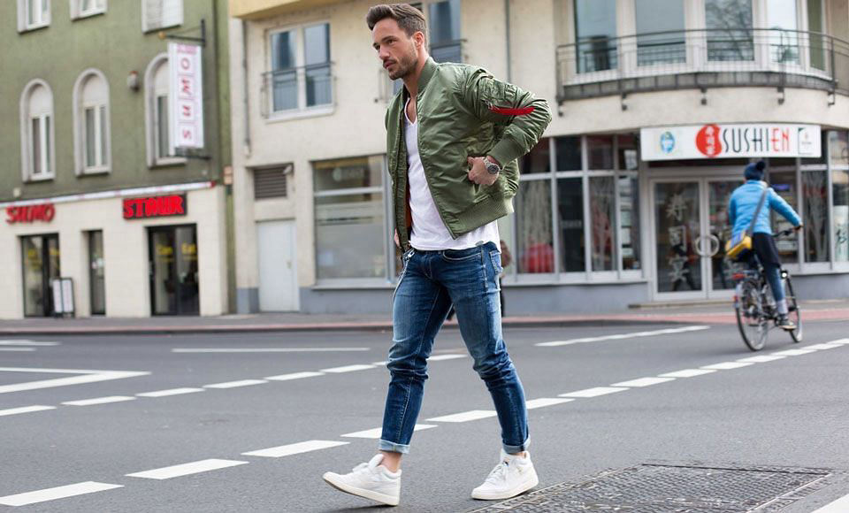 How to style men's jeans fashionably?