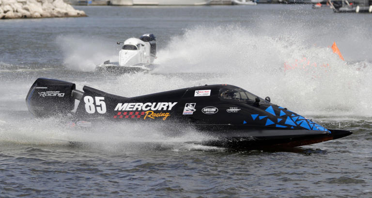 Mike Makus (85) corners around a buoy during the Mercury Midwest Challenge, Saturday, August 12, 2023, in Sheboygan, Wis.