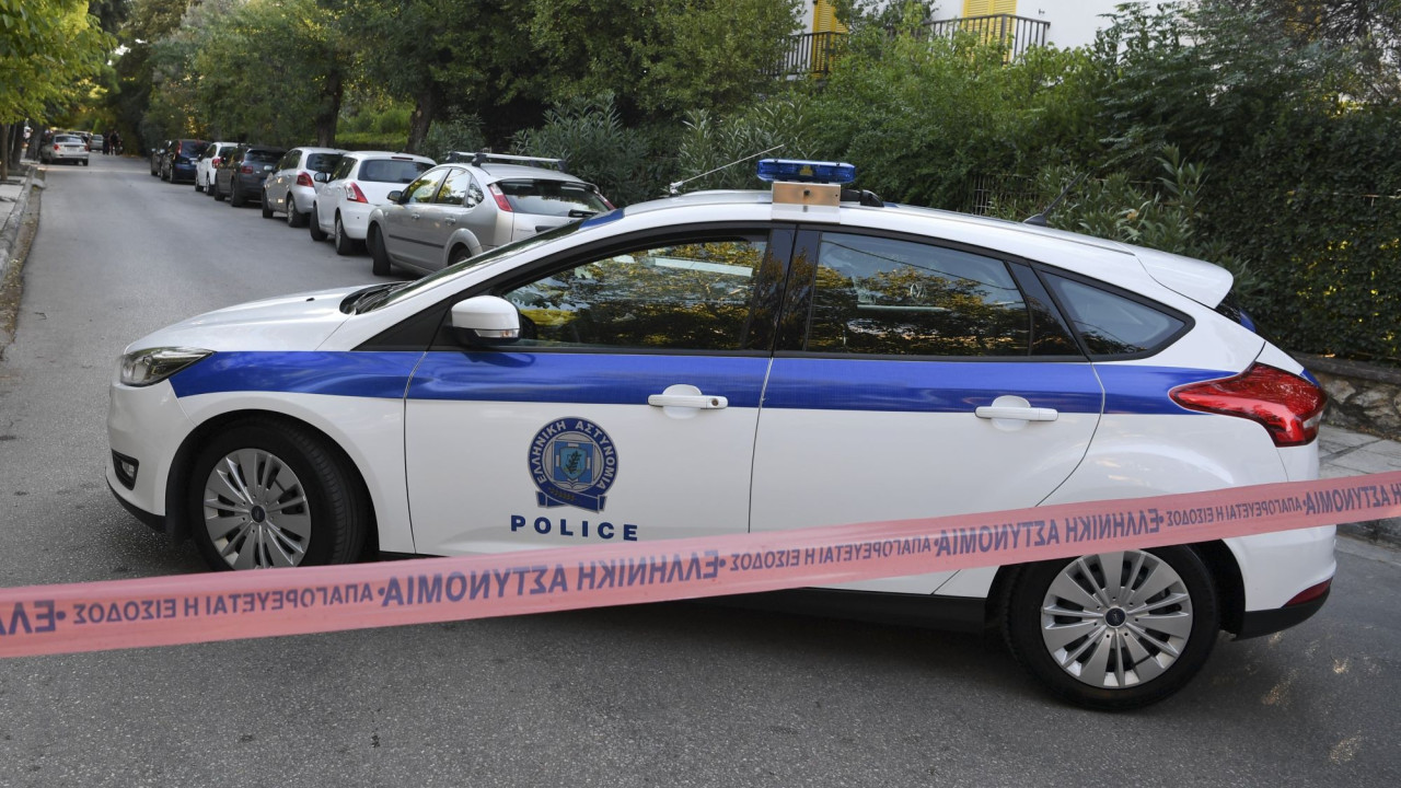 ηράκλειο: γάζωσαν αυτοκίνητο με καλάσνικοφ στο καστέλλι - ένας τραυματίας