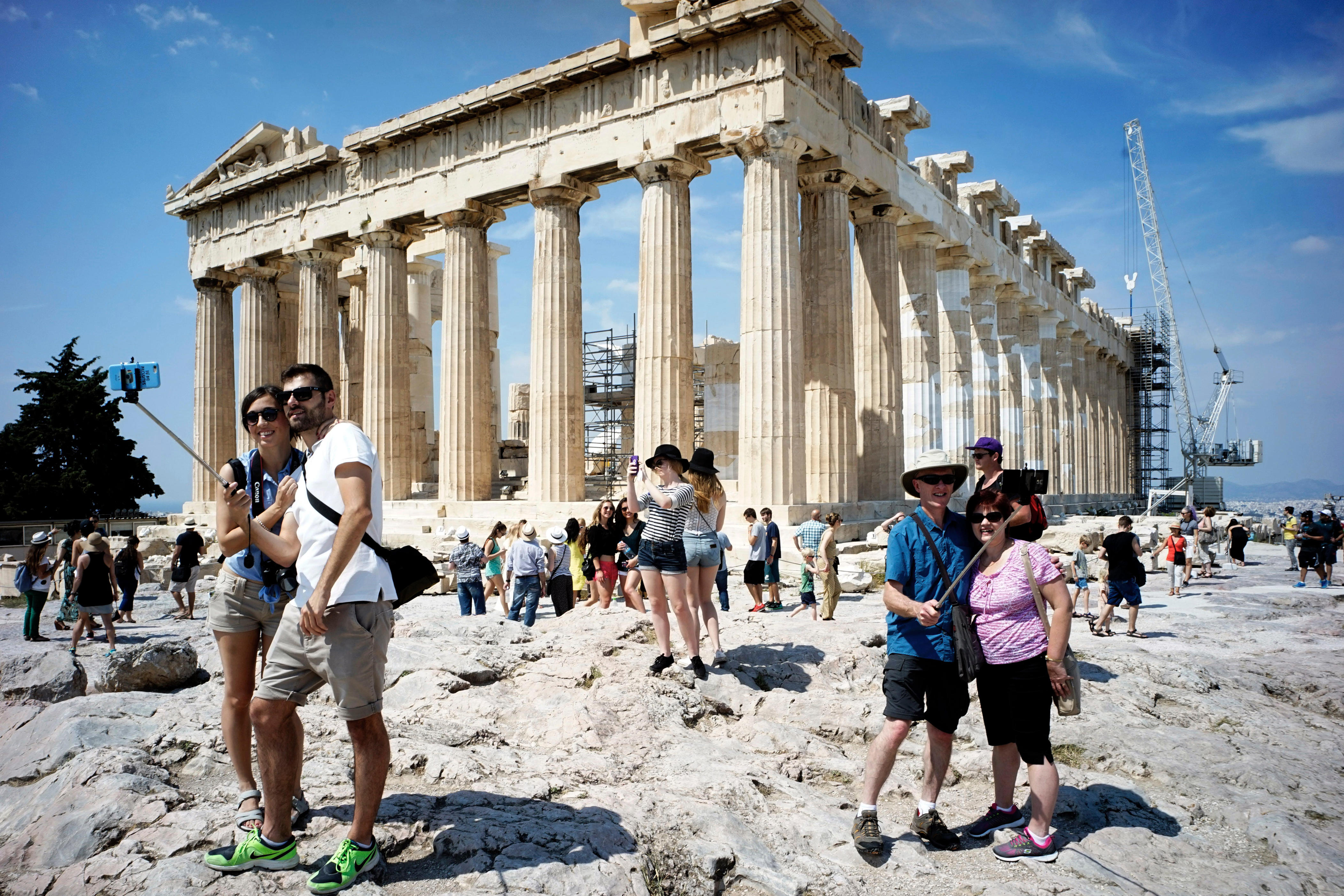 Человек живущий в греции. Греция Афины Парфенон туристы. Храм крылатой Афины. Акрополь Италия. Акрополь туристы.