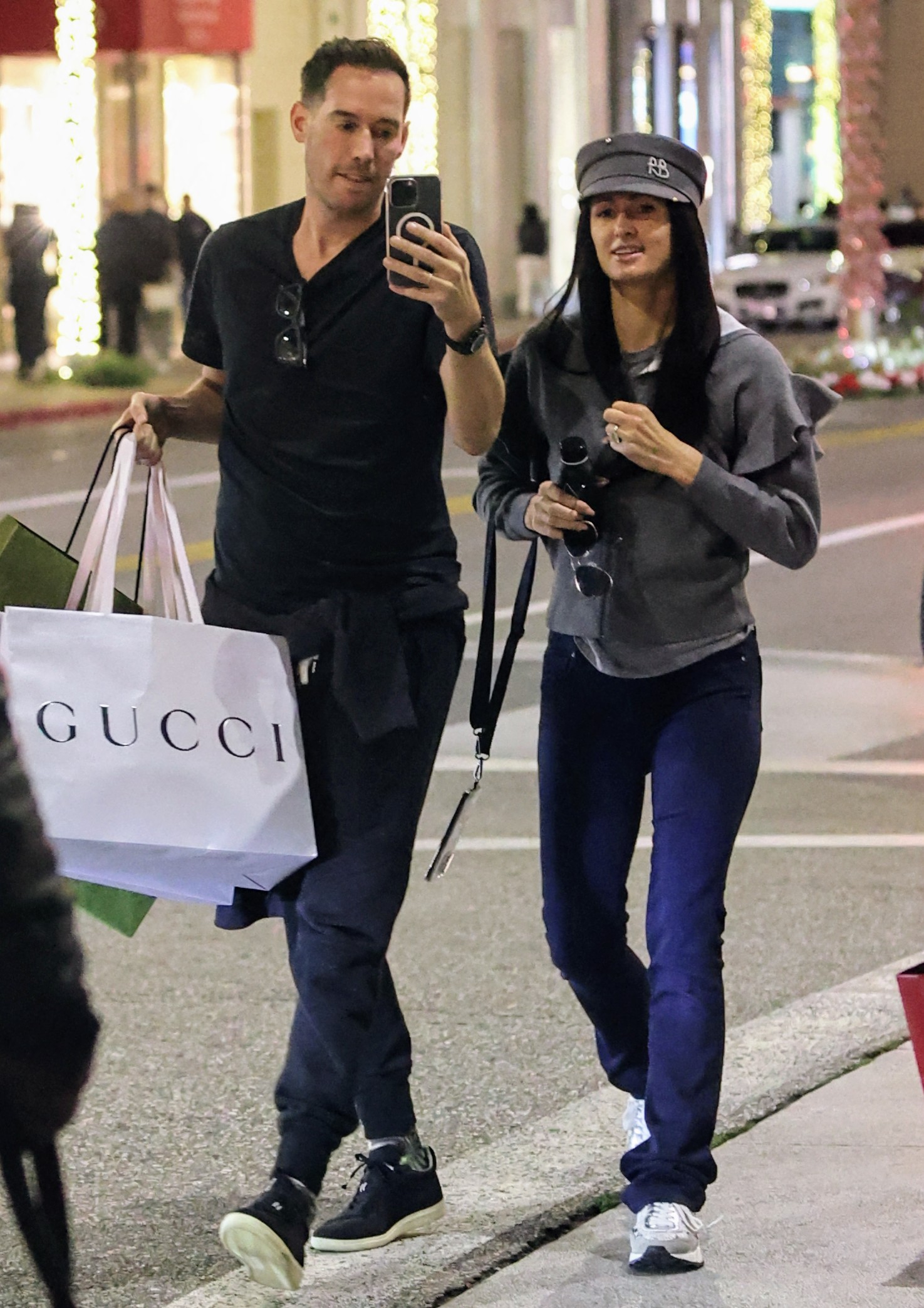 Paris Hilton disguises herself in black wig to go holiday shopping for