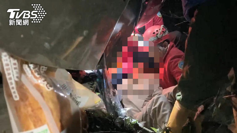 菲籍遊客旅台　廂型車墜30米邊坡8人獲救