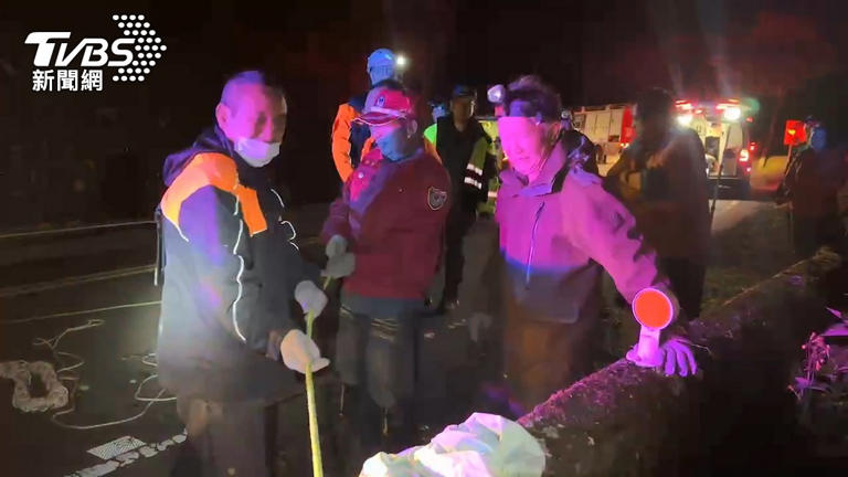 菲籍遊客旅台 廂型車墜30米邊坡8人獲救