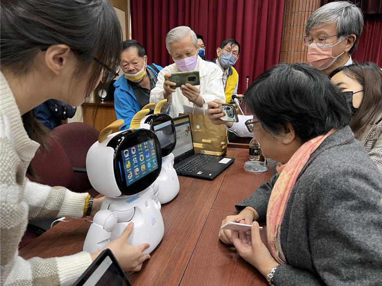 國立台南大學資工系開發的「首部台版生成式AI機器人」，與校長陳惠萍透過台語互動交流。（洪榮志攝）