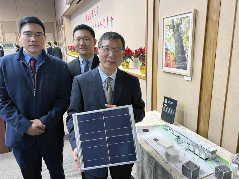 國立台南大學綠能系教授傅耀賢團隊結合國內多家知名企業開發一套太陽能板回收設備，可將太陽能板完全回收再利用。（洪榮志攝）