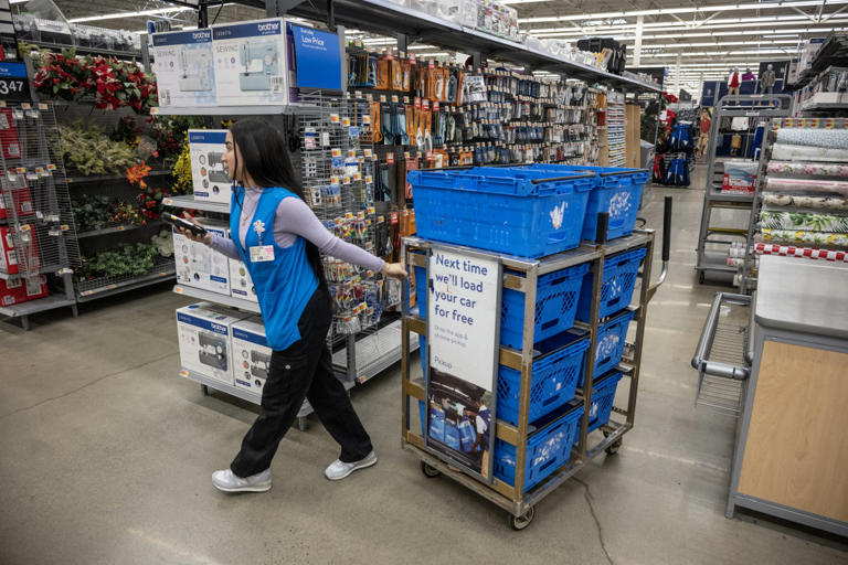 Here's how much Walmart employees get paid in 2024