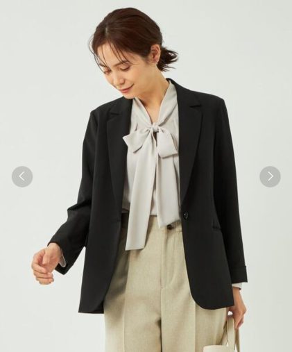 恥をかかない“ちょっと華やかな服”の正解は？披露宴ほど派手でなく、スーツほど地味じゃない「最適な一着」