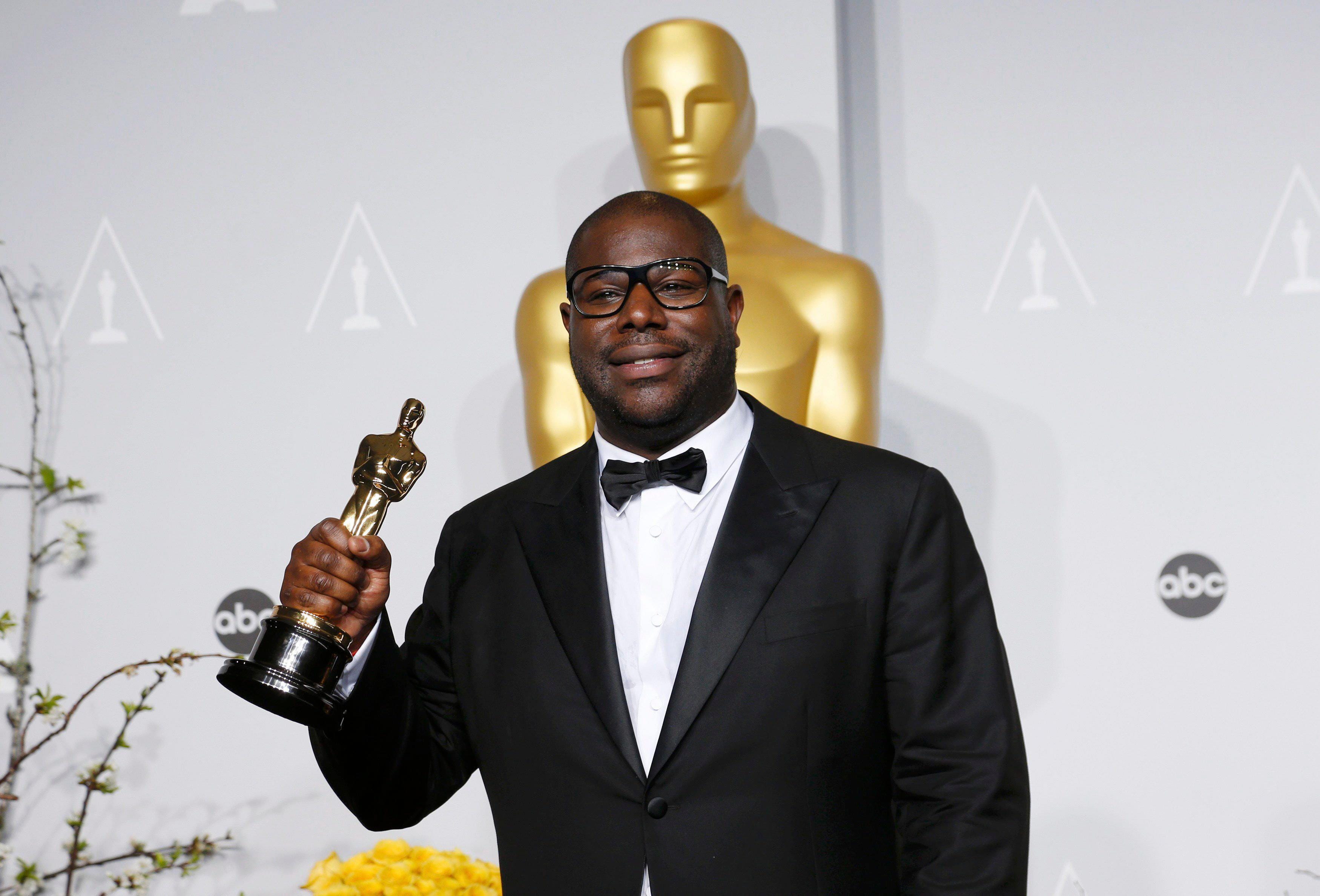 Режиссер стив. Steve MCQUEEN Oscar 2014. Оскар слишком белый. Афроамериканцы Оскар получившие Оскар Хартманн. Кто получил Оскар 2014 12 лет рабства.