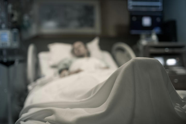 Persona en cama de hospital por leptospirosis 