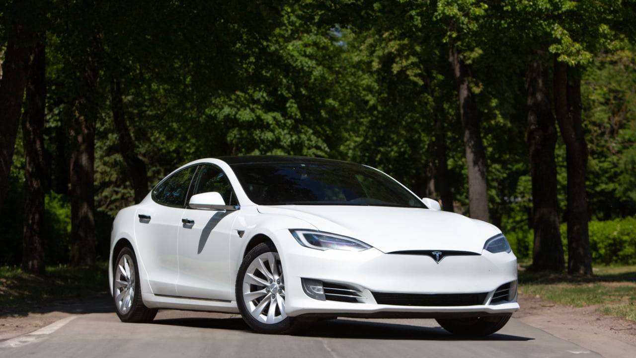 <p>Tesla’s Model S Long Range, a benchmark in the EV world, boasts a substantial 405-mile range but managed 366 miles in tests, falling short by 39 miles. This significant shortfall raises questions about Tesla’s ambitious range claims and the real-world applicability of its battery technology. Despite this, Tesla’s Model S remains a cornerstone in the EV market, symbolizing the blend of high performance and zero emissions. Tesla’s pursuit of groundbreaking battery technology and software advancements continues to drive innovation and shape consumer expectations in the electric vehicle sector.</p>