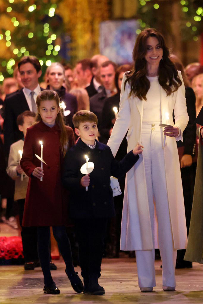 Hoàng tử Louis tinh nghịch thổi nến cho Charlotte tại buổi hòa nhạc Giáng sinh của mẹ Kate