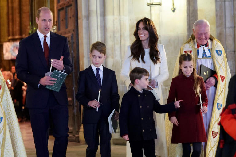 Hoàng tử Louis tinh nghịch thổi nến cho Charlotte tại buổi hòa nhạc Giáng sinh của mẹ Kate