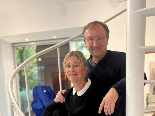 Herzlich: Seit Jahrzehnten sind Christina und Rainer Bock ein Paar. Dass sie gut miteinander harmonieren, zeigt sich nicht nur auf dem Foto in der Münchner Galerie Stefan Vogdt, sondern auch im Gespräch.
