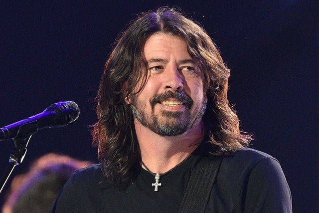 dave grohl takes time off from foo fighters' australian tour to feed homeless in melbourne