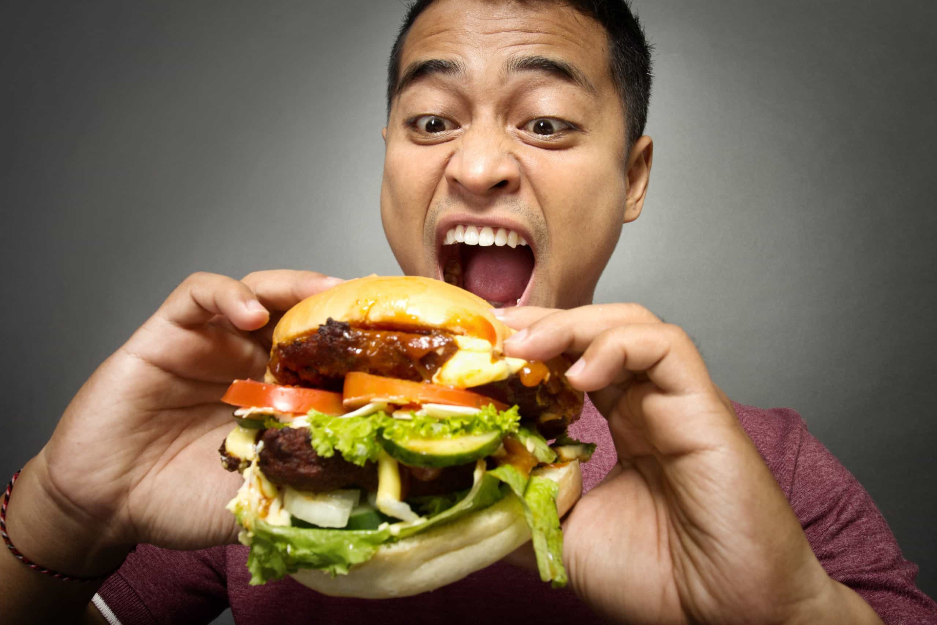 Который есть. Человек ест гамбургер. Поедание бургеров. Человек с бургером. Поедание пищи.