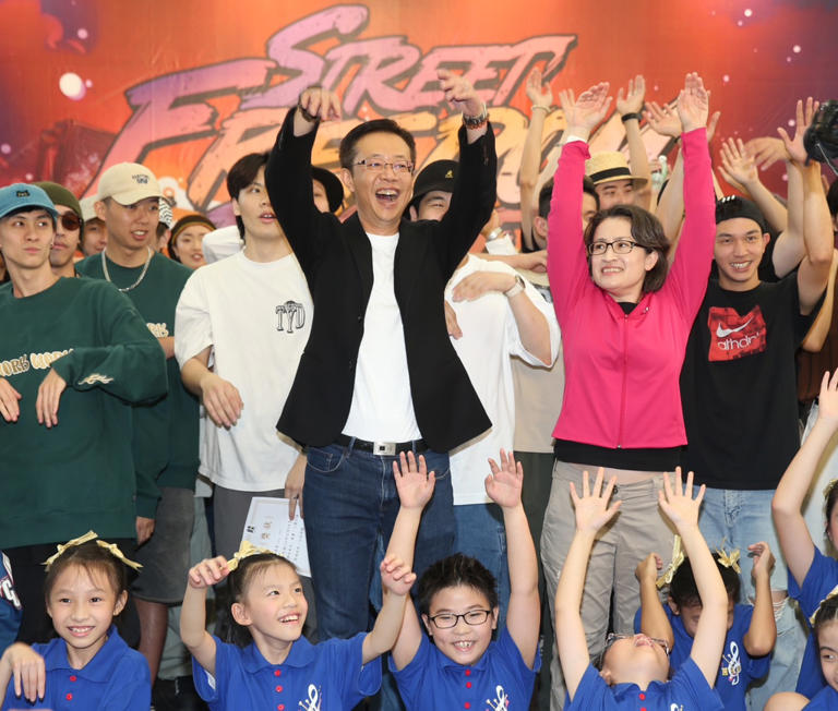 民進黨副總統參選人蕭美琴（中右）9日出席立委張宏陸（中左）主辦「全風格街舞團對團競賽」活動，與在場參賽街舞團體大玩「波浪舞」，爭取年輕族群的支持。（陳怡誠攝）