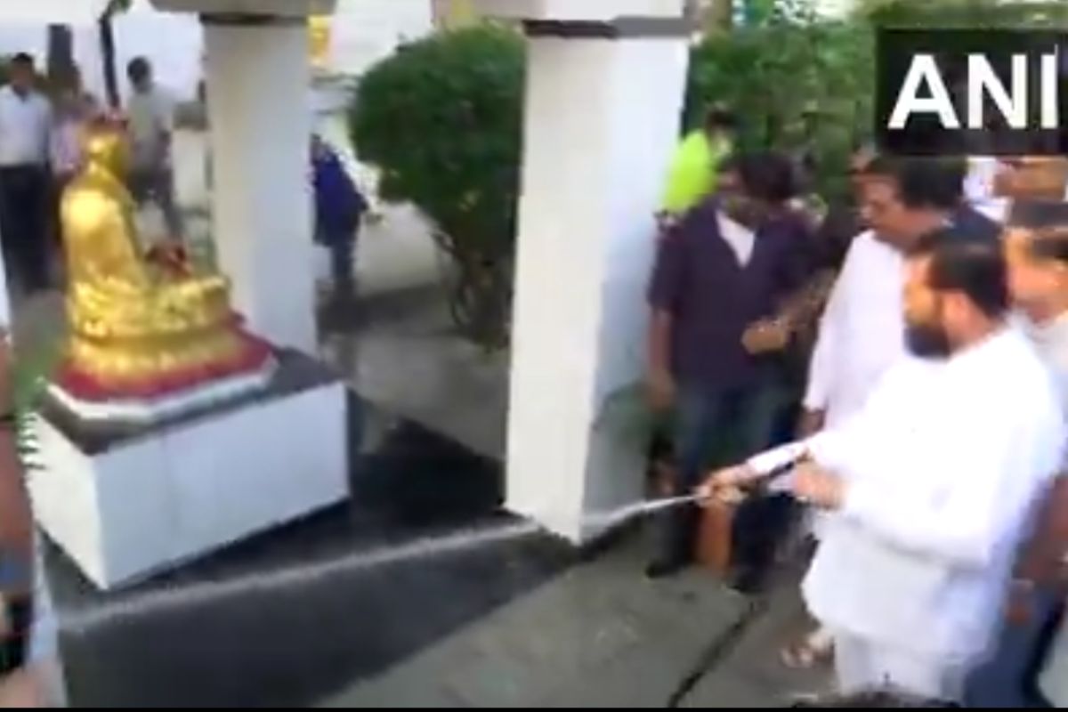 maharashtra-cm-eknath-shinde-participates-in-cleanliness-drive-at-juhu