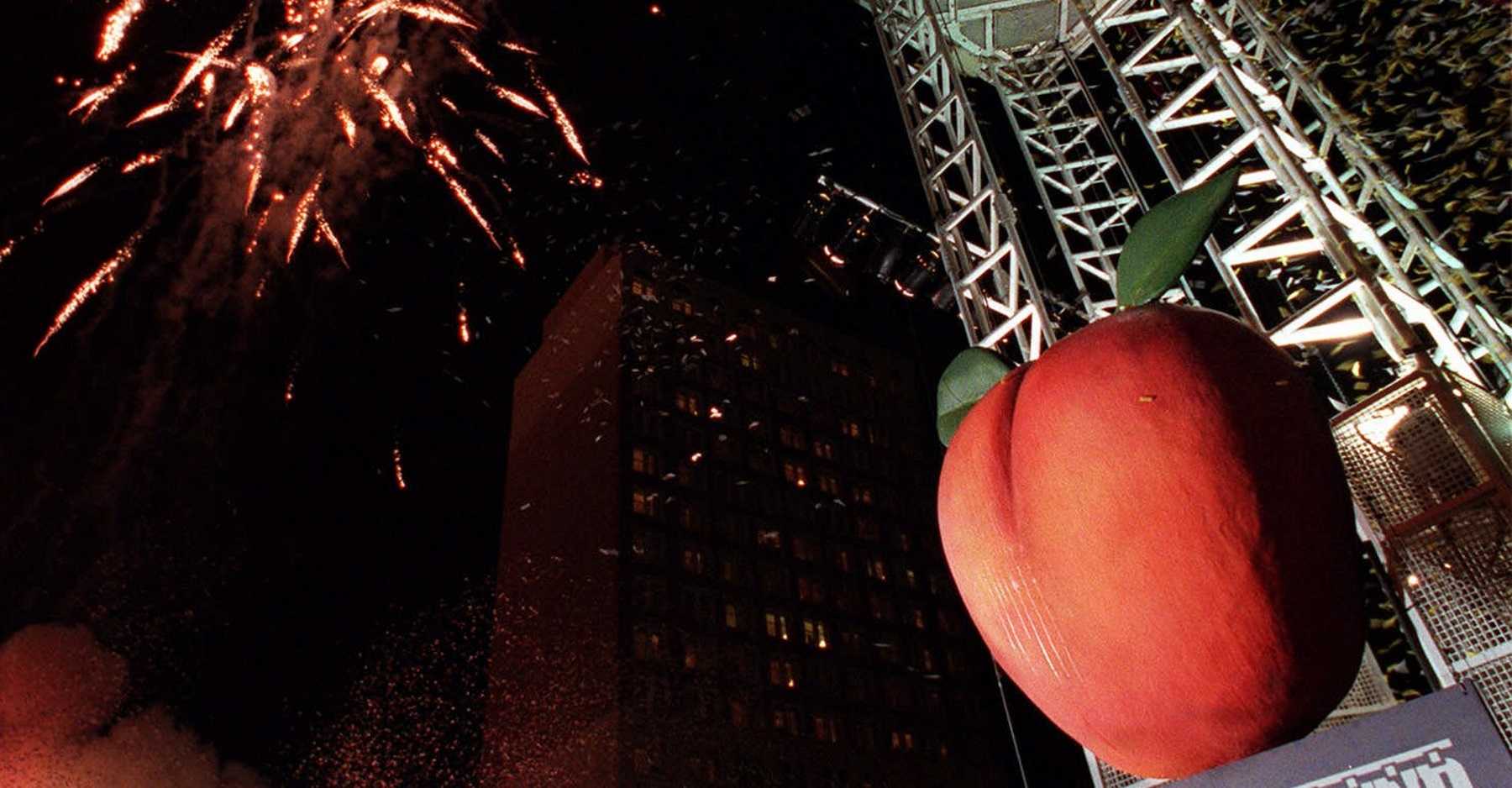С неба падает гигантская еда название. Гигантский персик. Новый год в США падение шара. Падающий персик в Джорджии. Атланта персики.