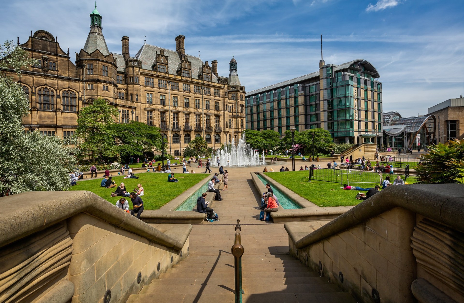 Peace gardens. Шеффилд ратуша. «Виктория-Холл» в Шеффилде Англия. Картинки сады мира Шеффилд. Галерея Миллениум Шеффилд.