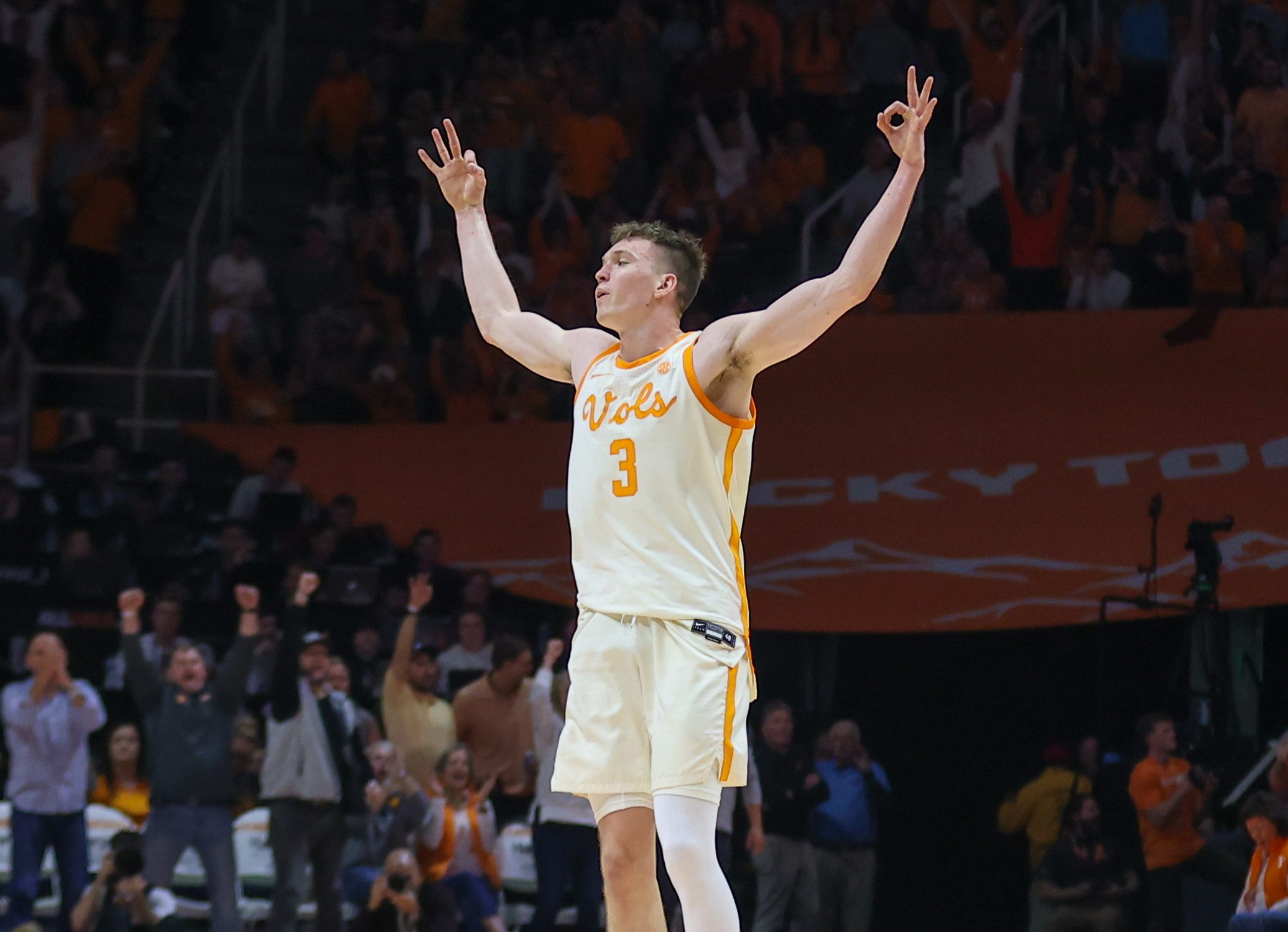 Dalton Knecht leads Vols in win against Illinois