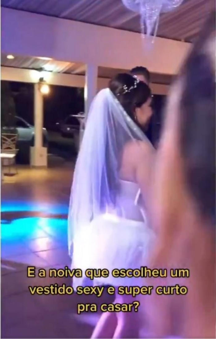 mujer sorprende a novio con minivestido el día de su boda y su reacción se hace viral