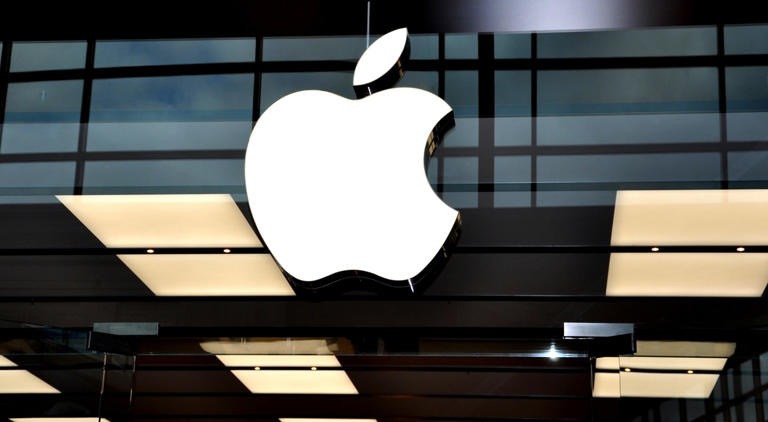 Apple Faces Major Leadership Reshuffle As iPhone Design Chief Exits: Report