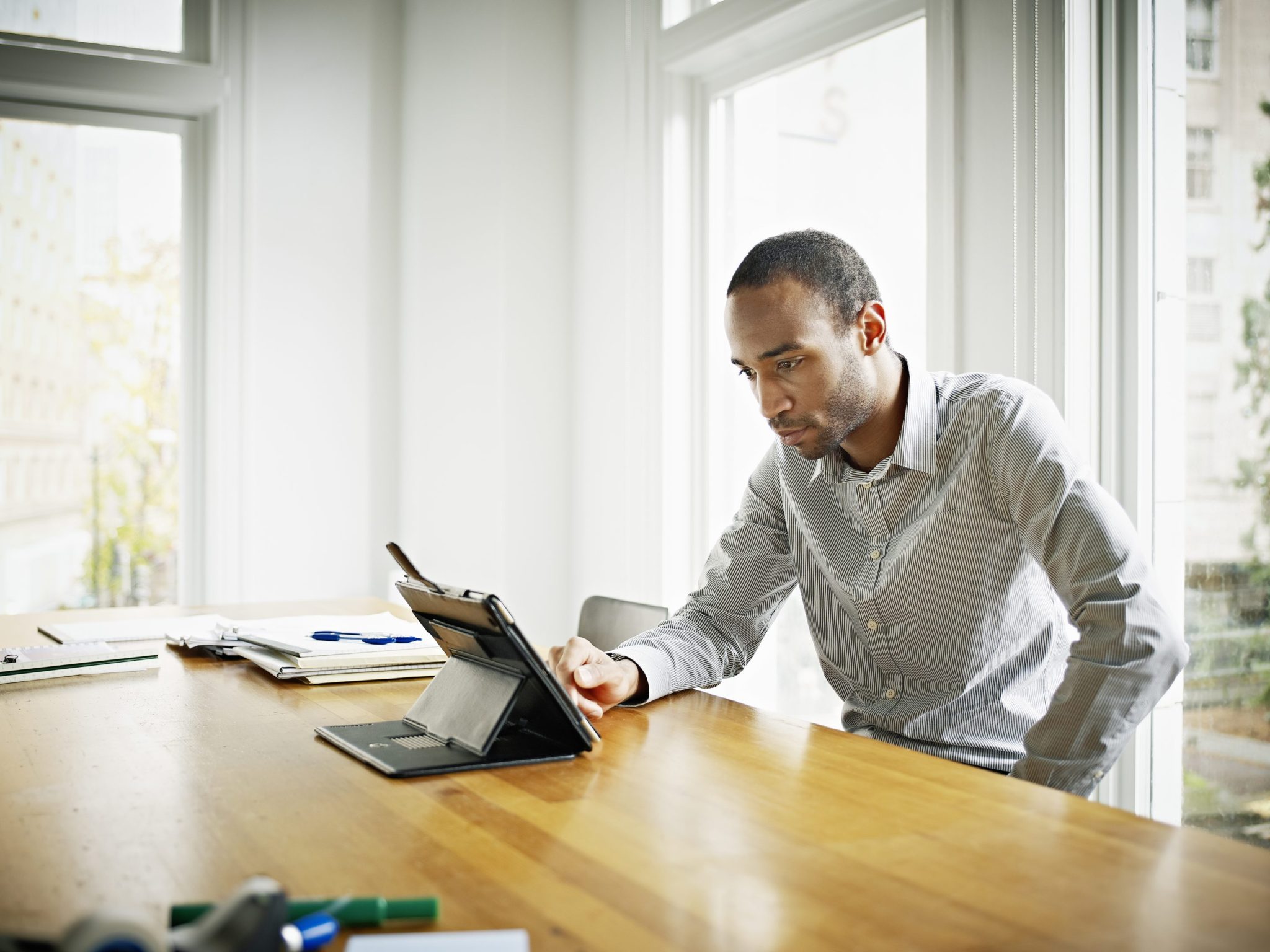 He works in office. Мужчина с ноутбуком на кухне. Businessman at the Computer. Workman in Office. At work или on work.