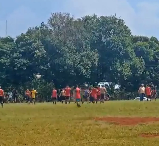 Un arbitre de football sort un couteau et poignarde le joueur qui l'a bousculé pendant un match