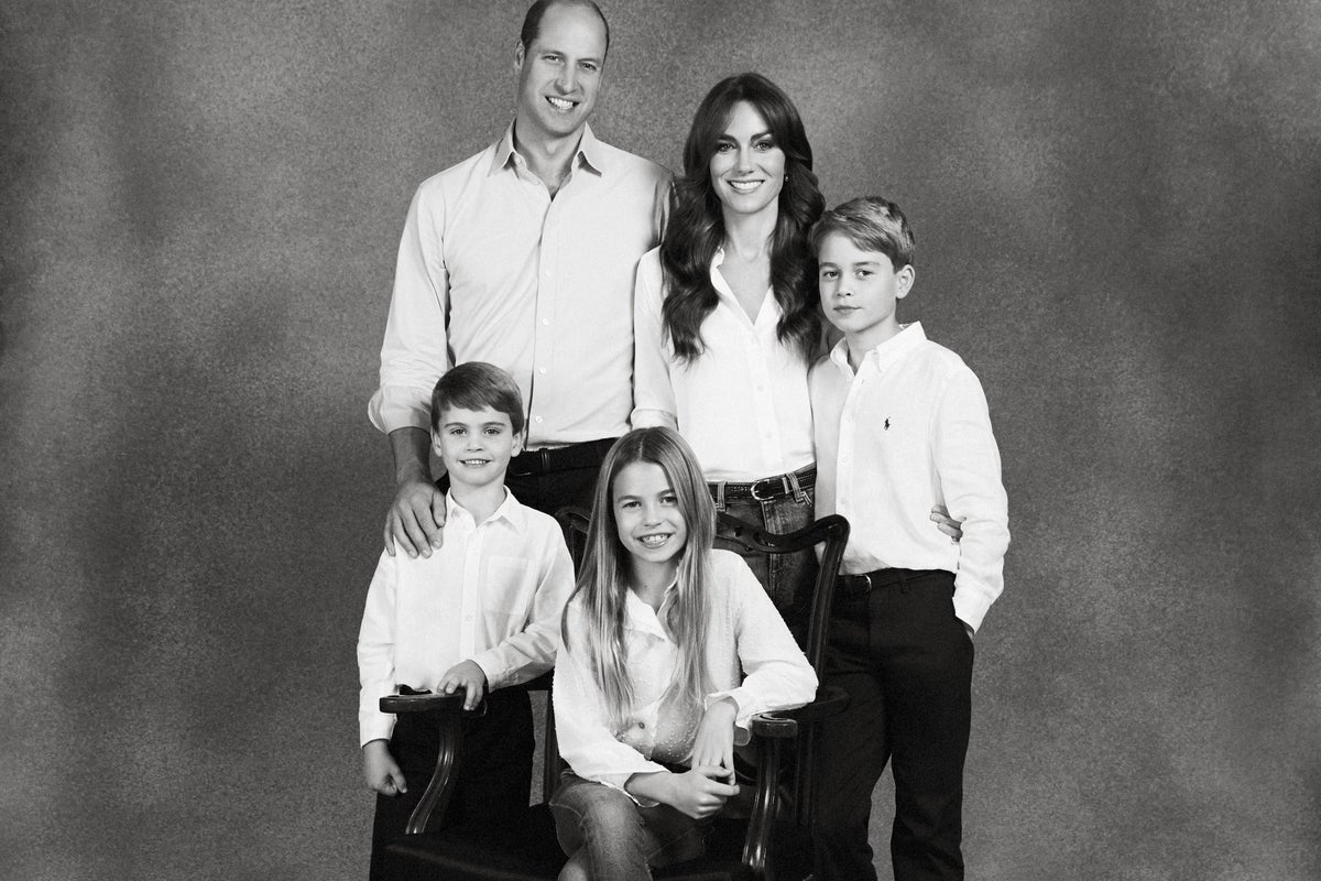 king chooses coronation christmas card but family photo for william and kate