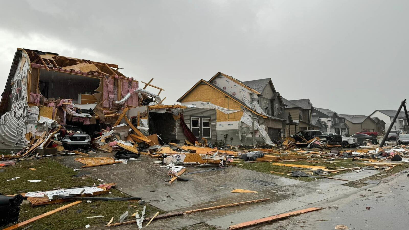 史上最大！超30场龙卷风横扫美国6州，建筑倒塌上百人死亡-青报网-青岛日报官网