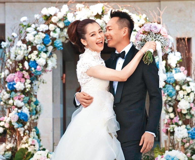 徐若瑄（左）和新加坡海運富商李雲峰（右）於2014年完婚。（銀魚音樂提供）