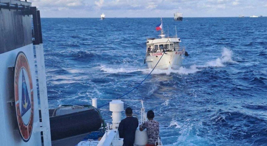pequim permite à guarda costeira deter estrangeiros em águas disputadas no mar do sul da china