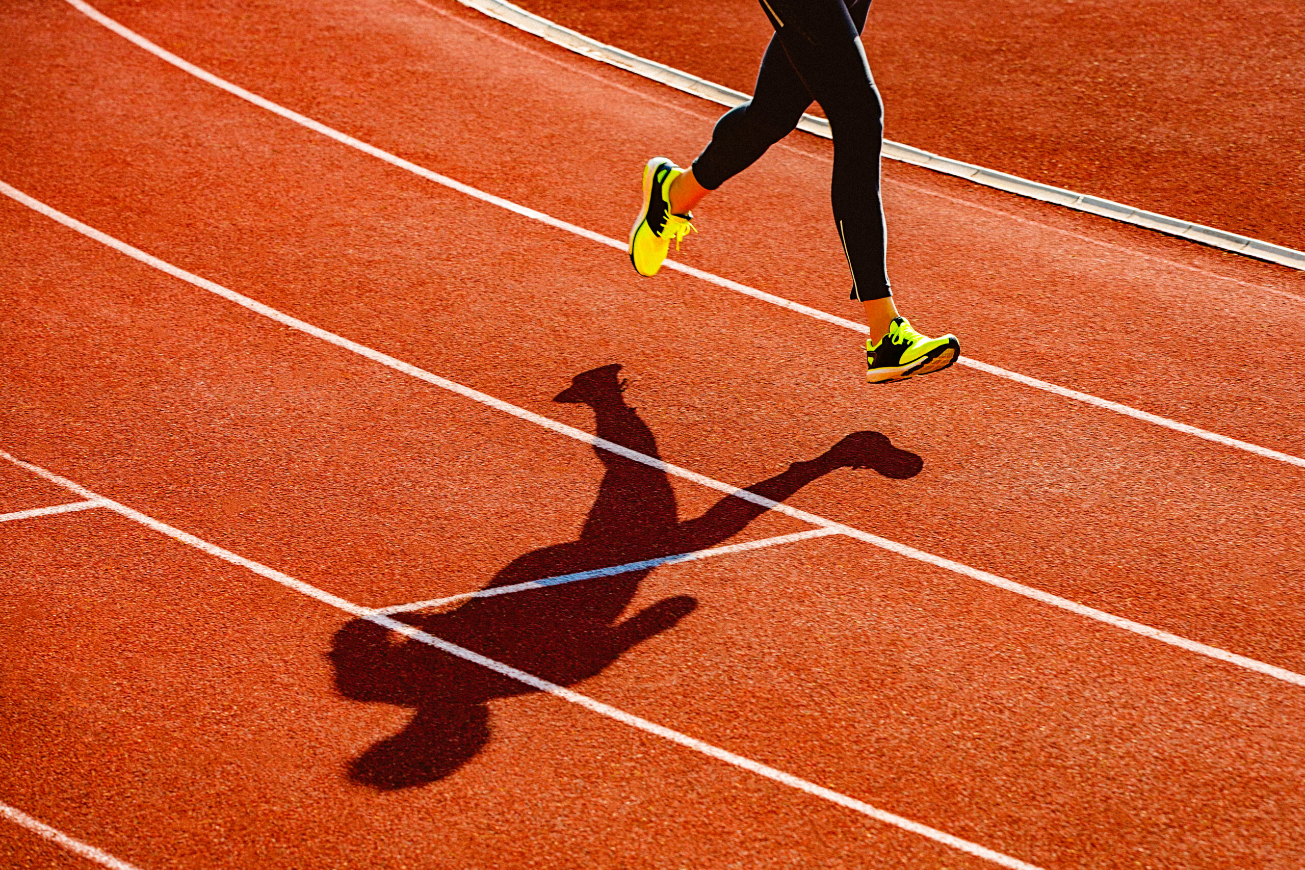 Приложения для бега 2024. Беговая дорожка (лёгкая атлетика). Дорожка для бега. Спортсмен бежит. Оранжевый спорт бег в оранжевом.