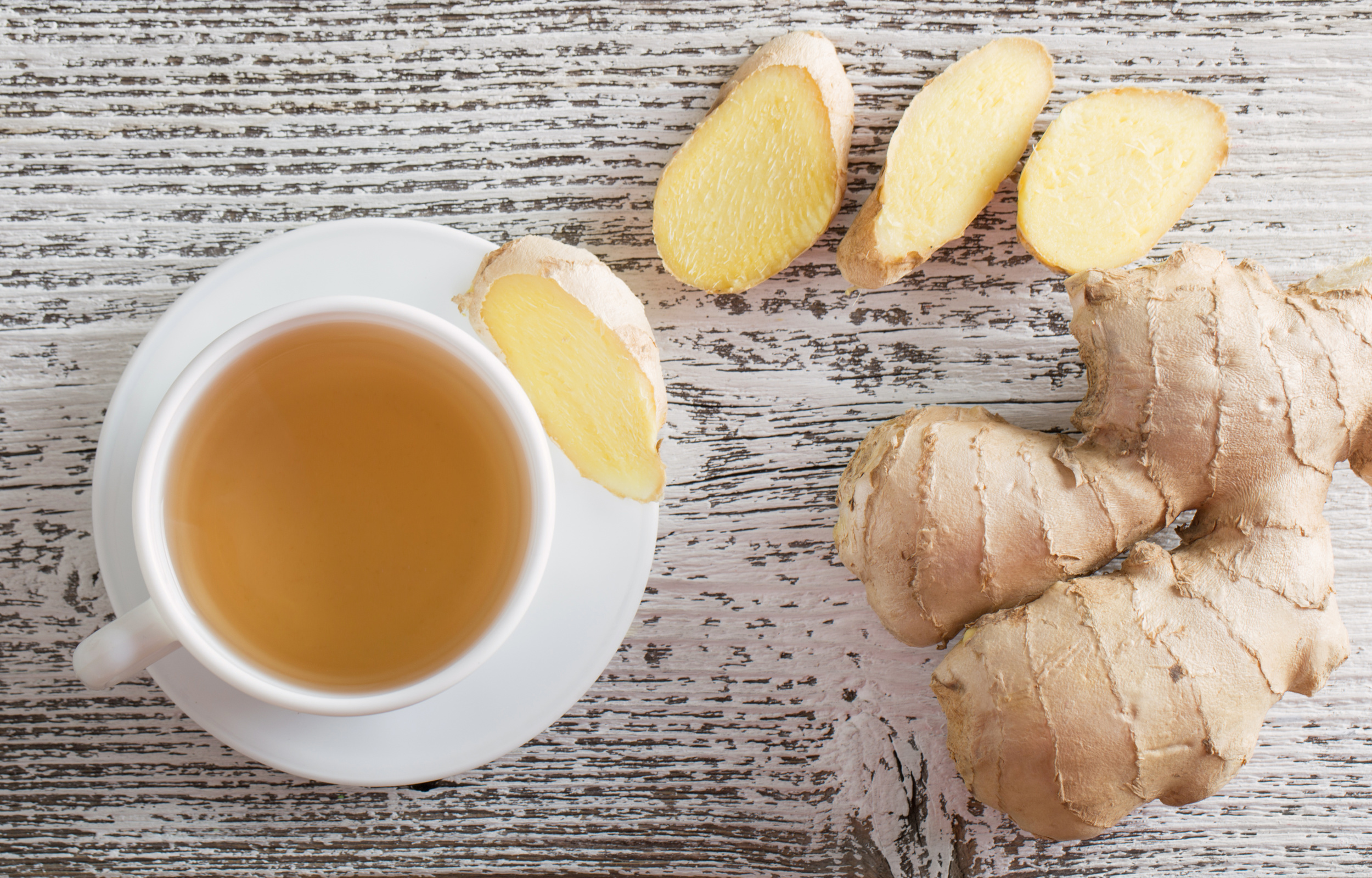 Имбирный чай домашний рецепт. Чай с имбирем. Чай с корнем имбиря. Лимон с имбирем. Имбриьный чай.
