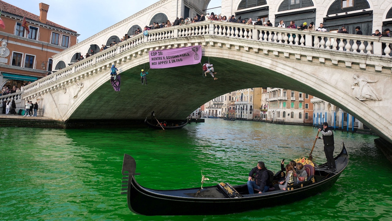klima-aktivisten färben canal grande in venedig grün