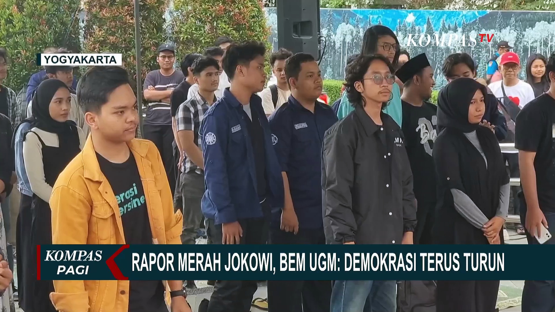 Respons Soal Jokowi Dinobatkan Jadi Alumnus UGM Paling Memalukan ...