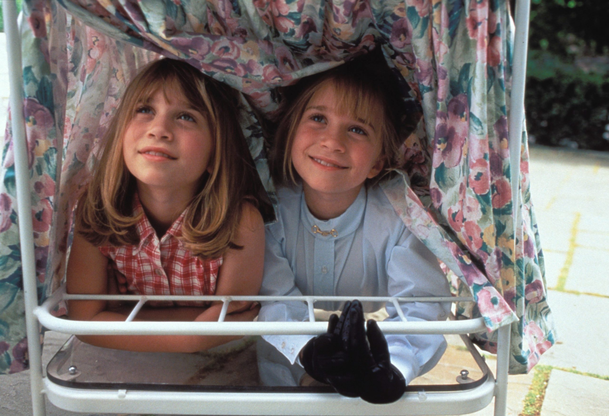 Комедия 2 сестры. Сестры Олсен двое я и моя тень. Сестры Олсен 1995.